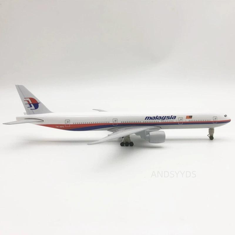 Collection Model B777 Malaysia Airways Aircraft 20cm Diecast Metal Alloy 1/400 Scale Plane With Airplane Stand Aviation Ornament