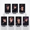 BTS Dunkler Stil Schlüsselanhänger mit Ständer, Bangtan Boys Porträtfoto Schlüsselanhänger mit Ausstellungsständer, Kpop Idol Schreibtischdekoration für ARMY Fans