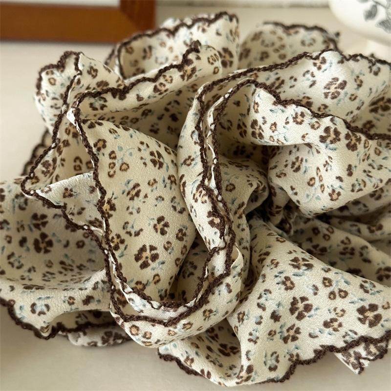 Komplexer Blumendruck Mehrlagige Rüschen-Kopfbedeckung Bestickter Rand Voluminöse Haarkreise Barock Romantischer Stil Haargummis für Hochzeiten