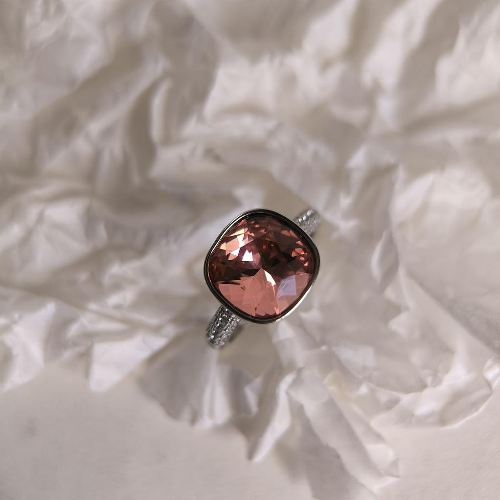 Серебряное кольцо с фианитами, вес изделия 4,35 гр (60002281)