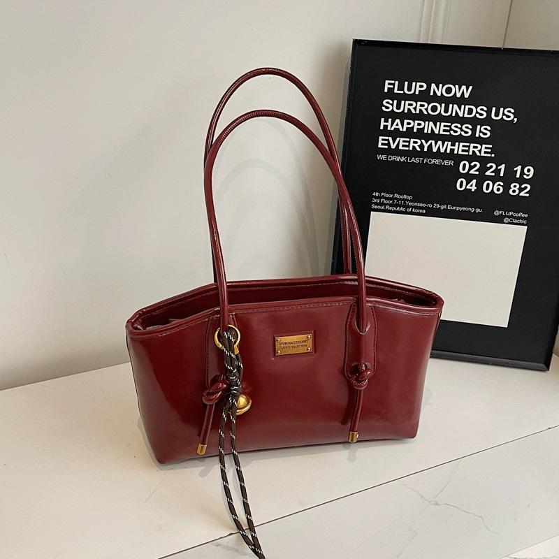 

French retro underarm bag women s 2025 new winter fashion niche shoulder bag versatile large-capacity commuter bag красный