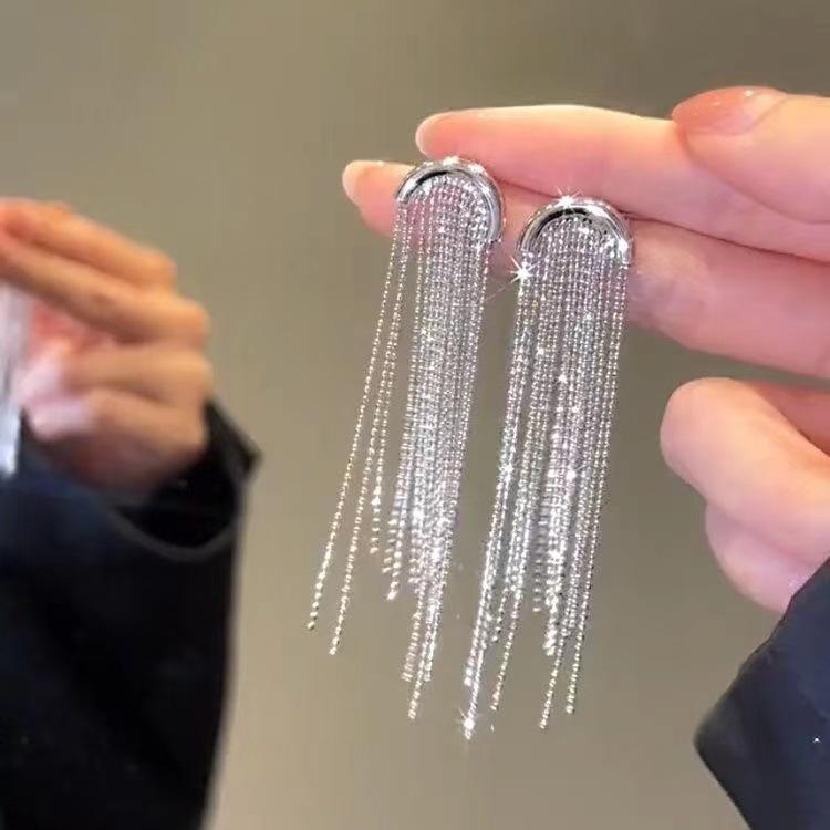 High-End Heart Tassel Earrings: Slimming, Long Dangle for Round Faces - Luxurious and Niche Design