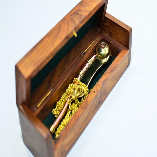 Náhrdelník s píšťalkou v dřevěné krabičce