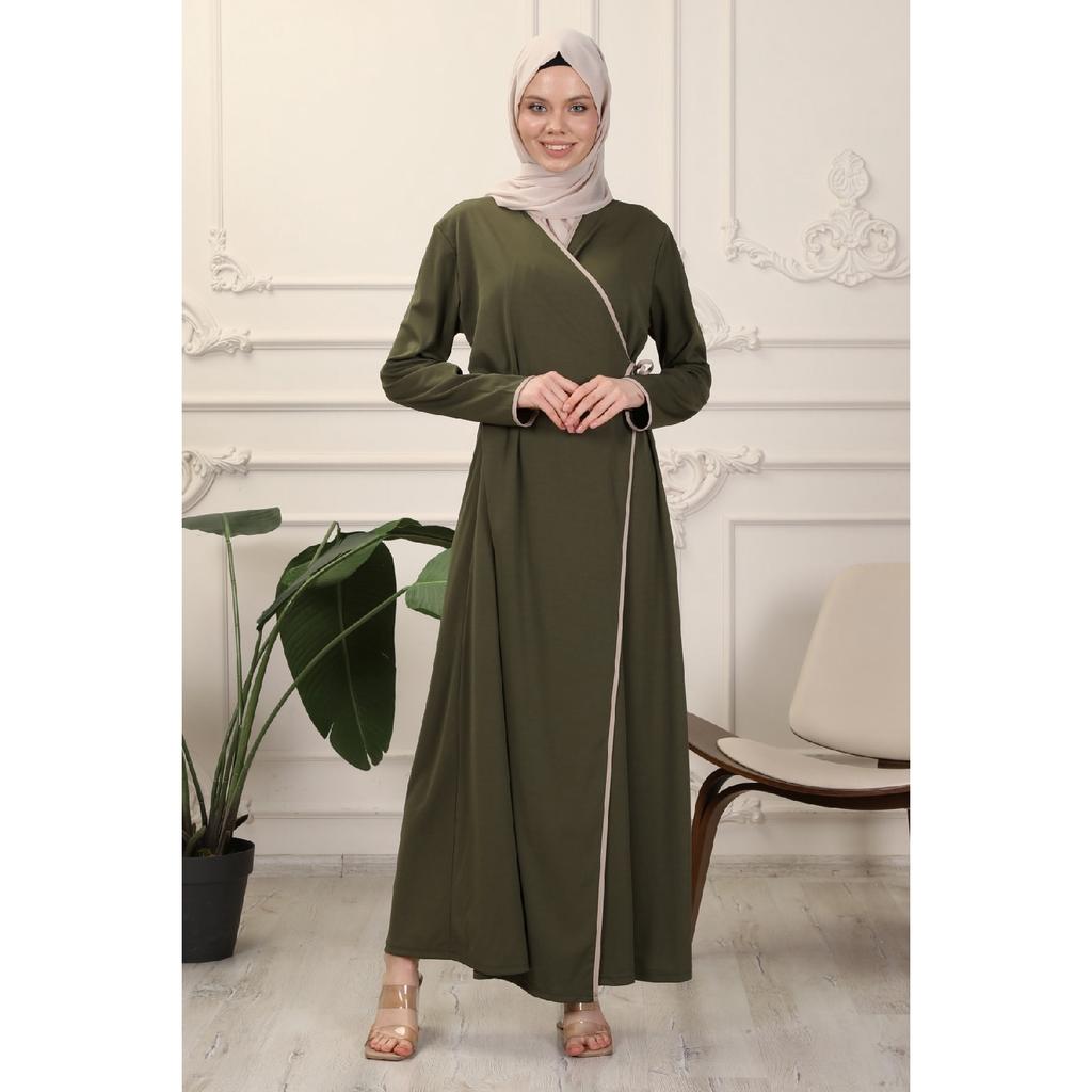 Schwarzes, zweireihiges Gebetskleid aus flexiblem Interlock-Stoff mit Paspelierung am Ausschnitt