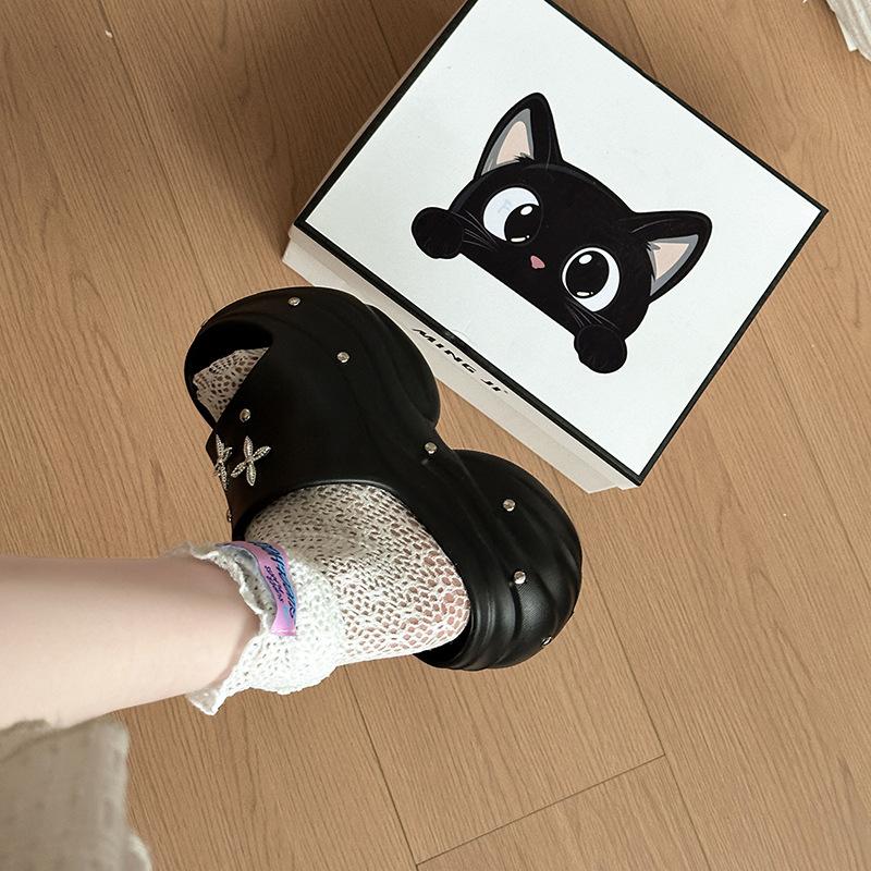 Fashion versatile casual retro exquisite rivet one-word slippers women's summer new outer wear thick-soled cool slippers