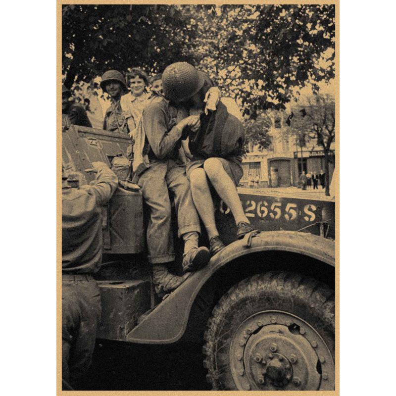 

European Classic WWII The Kiss Retro Kraft Paper Wall Art Mural Yellow Kraft Paper (No Glue) 30X42 cm