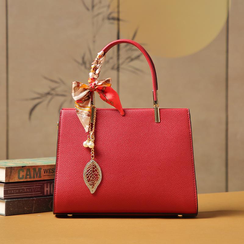 Cross-border women's handbags, new trendy and fashionable exquisite accessories, solid color shoulder bags, crossbody bags, simple large handbags