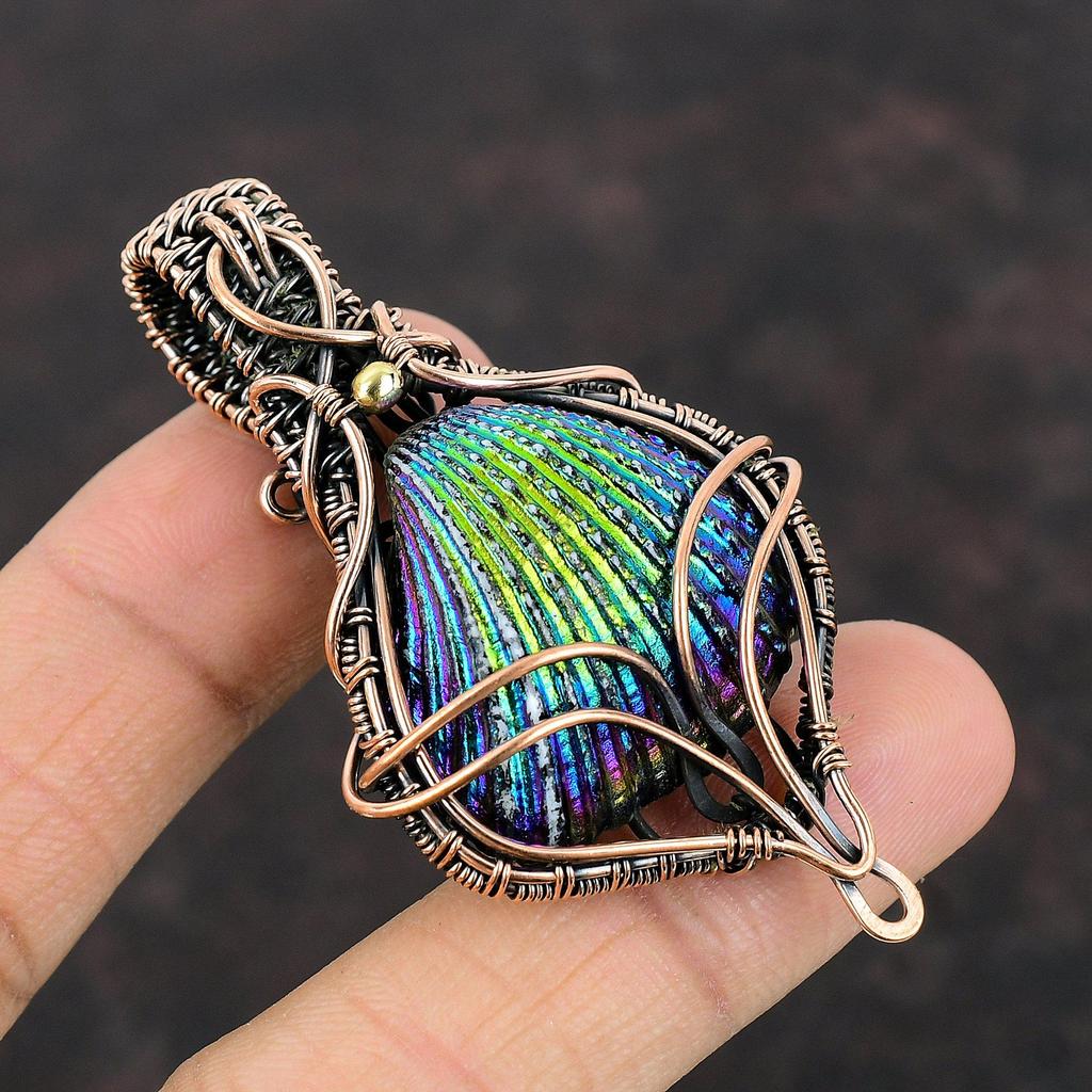 Titanbeschichteter Muschel-Anhänger Kupferdraht-umwickelter Edelstein-Anhänger Erstaunlicher Drahtschmuck Handgefertigt Einzigartiger Anhänger Kupferschmuck zum Verschenken