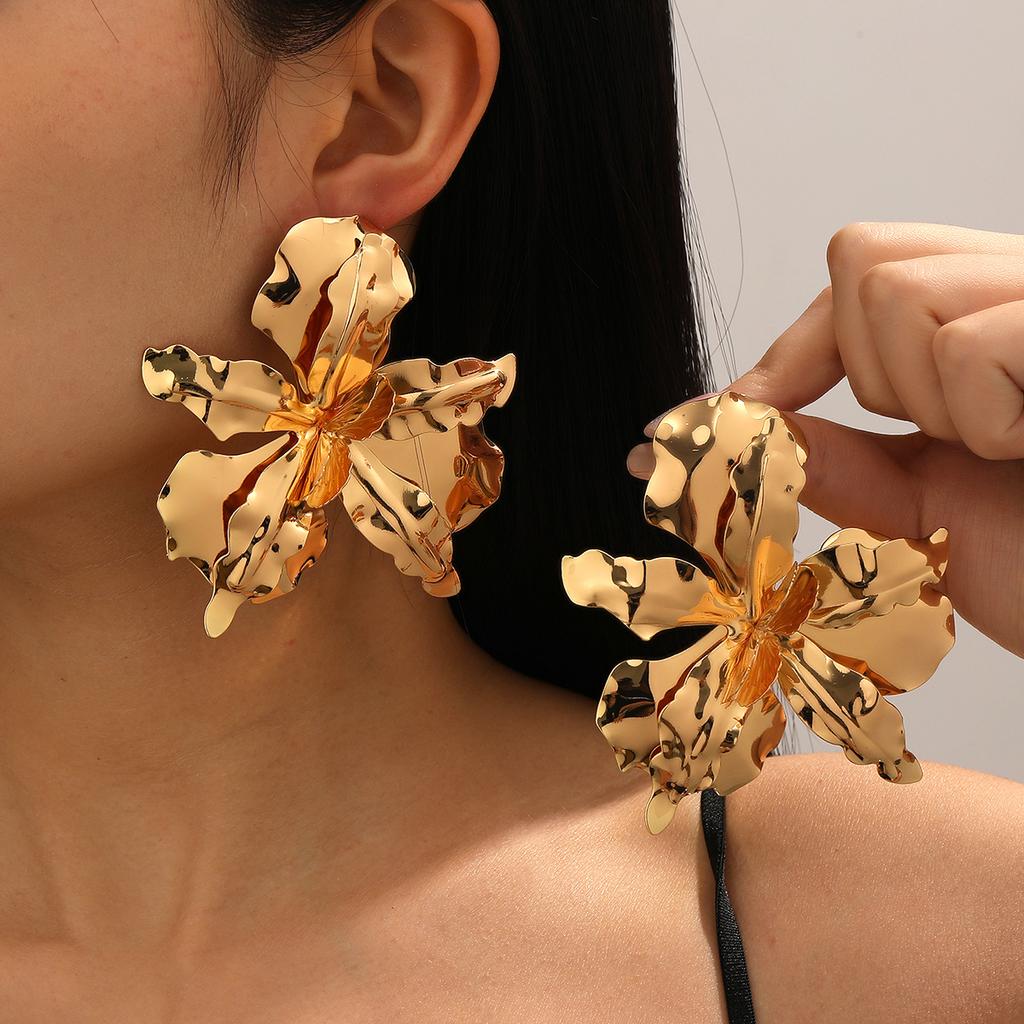 Fashionable Stud Earrings "Pleated Flower-Petal…