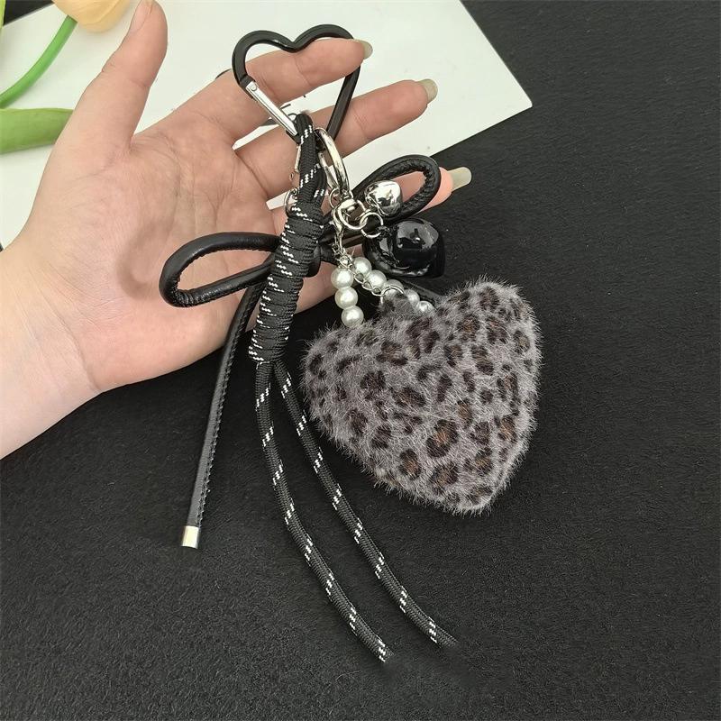 Niedlicher, handgefertigter Schlüsselanhänger mit Leopardenmuster aus gewebtem Seil und Fellbommel – Liebesmotiv