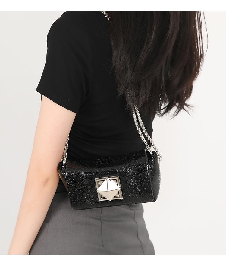 

New lock chain bag 2024 sweet and cool messenger bag Korean version niche foreign style small square bag portable armpit bag чорний