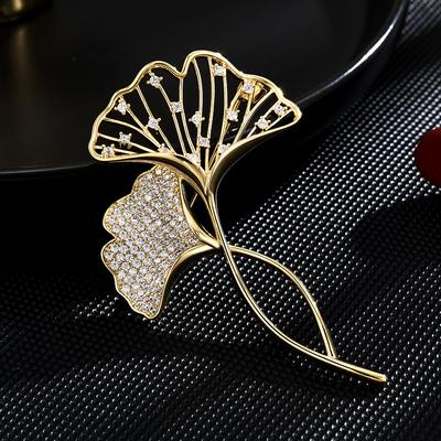 Stilvolle High-End-Ginkgo-Brosche, leicht eingelegter Zirkonia, Kupfer-Blumen-Anstecker, Anzug-Corsage-Zubehör