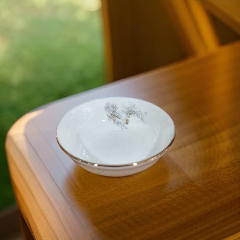 Luxury Gold Rim Bone China Tableware Set: Elegant Ceramic Plates, Bowls, and Dishes for Home and Hospitality Use