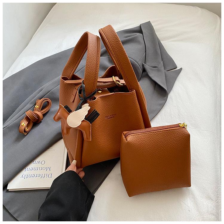 Retro portable bucket bag women's new large-capacity women's messenger bag fashionable versatile high-end shoulder bag trendy