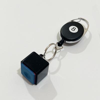 Schwarzer Acht Einziehbarer Billardkreidehalter mit Easy-Pull-Schnalle und Stretchkappe - Billardtischzubehör