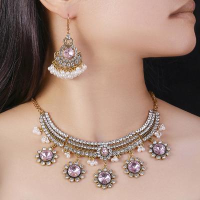 Moda e retrô, estilo famoso, diamantes brilhantes, flores pequenas, temperamento personalizado, colar feminino, brincos e conjunto de joias com pequenas margaridas.