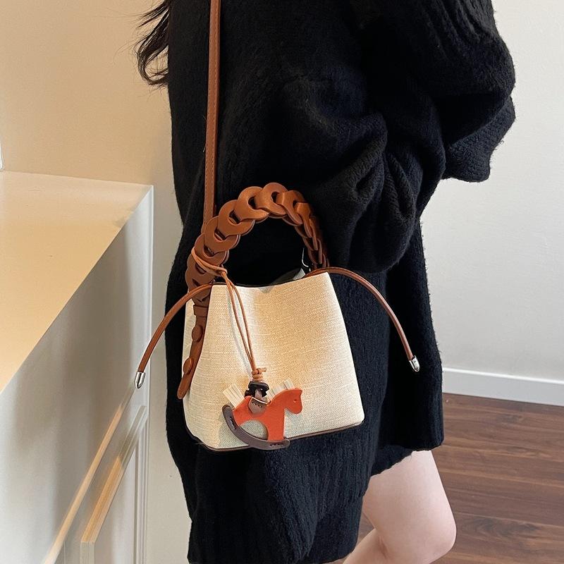Today's popular bags, new summer texture niche shoulder bags, versatile messenger bucket bags