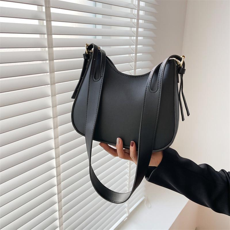 High-end Crescent Handbag For Women With Large Capacity And Retro Vibes