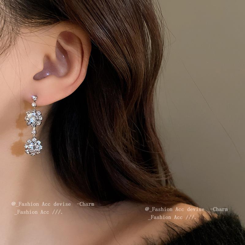 Diamond flower-shaped geometric necklace Korean ins sweet simple collarbone chain high-end versatile temperament jewelry