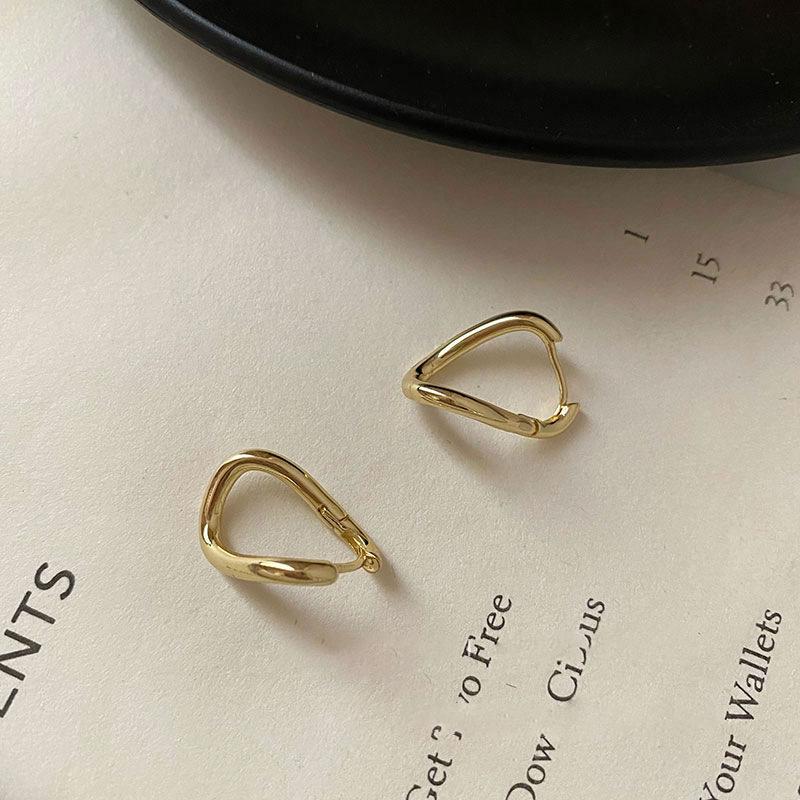 2023 Irregular Circle Earrings: Women's Simple Light Luxury Niche Stud Hoops