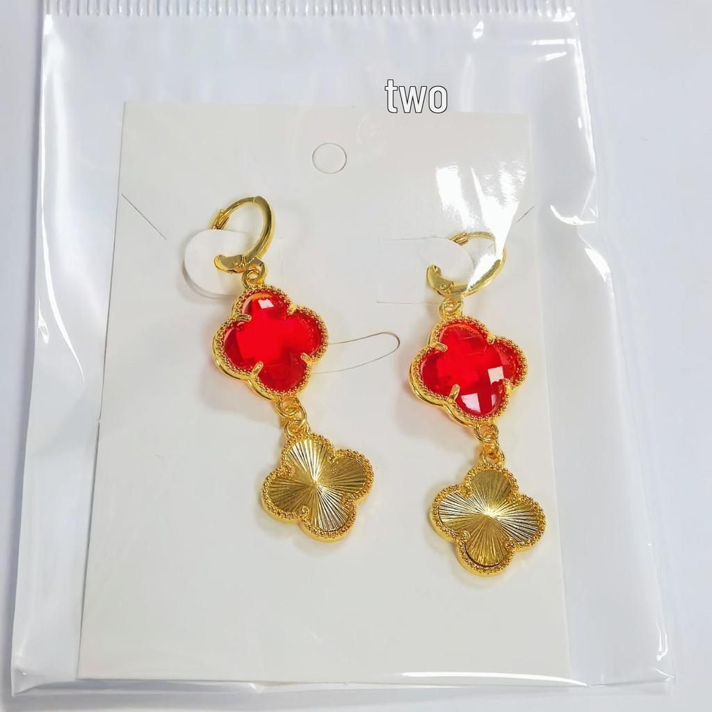 Chinese Style Lucky Four-Leaf Clover Earrings: Red Retro Christmas Aesthetic