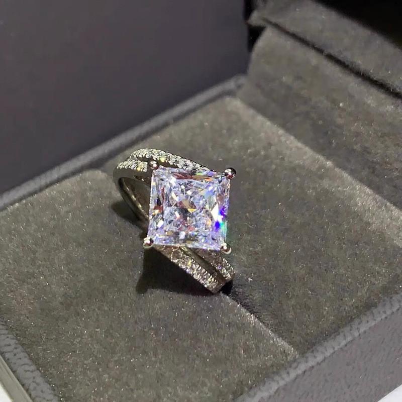 Exquisite Geometric Style Copper Ring For Women With Full Diamond Inlay Fashion Statement