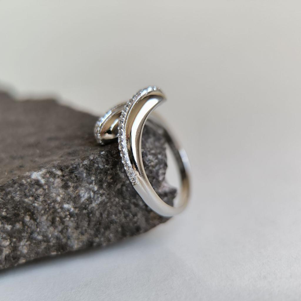 Серебряное кольцо с фианитами, вес изделия 3,58 гр (2182863)