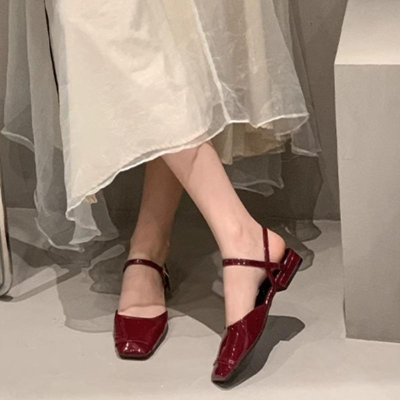 Mode Französischer Stil Eckige Spitze Kombiniert mit Rock und Sandalen für Damen-Outdoor-Bekleidung Neu Sommer Einzelknopf mit Flachssohle für Damen