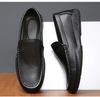 Neue Schuhe für Herren, echtes Leder, lässige Fahrschuhe, modische Slip-on-Loafer, atmungsaktive Sandalen aus mikroporösem Leder für den Sommer