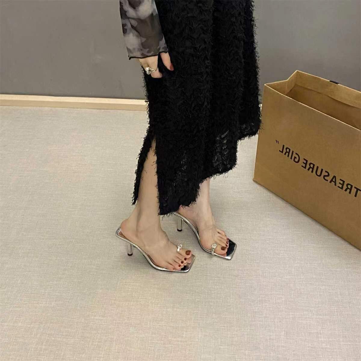 

2025 лето новый страз буква прозрачный квадратный носок прозрачное слово с носком темперамент тонкий высокий каблук крутые шлепанцы женщины 40