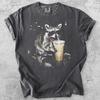 Maglietta Caffè Freddo Procione, Divertente T-shirt Procione Spazzino Occhiali da Sole, Maglietta Retro Animale Amante del Caffè, Regalo Procione Caotico