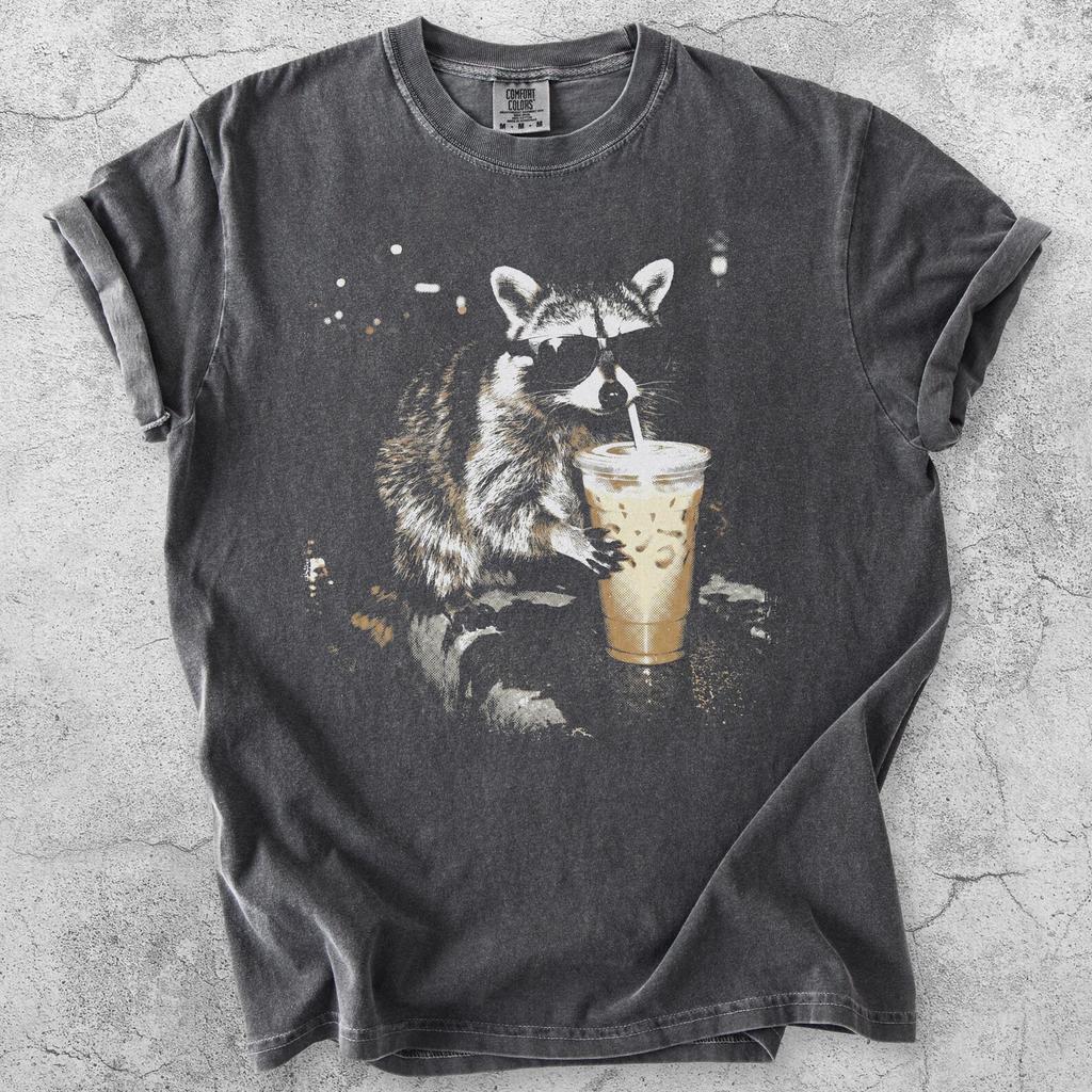 Waschbär Iced Coffee T-Shirt, Lustiges Müllpanda Sonnenbrillen Tee, Retro Tier Kaffee Liebhaber Shirt, Chaotisches Waschbär Geschenk