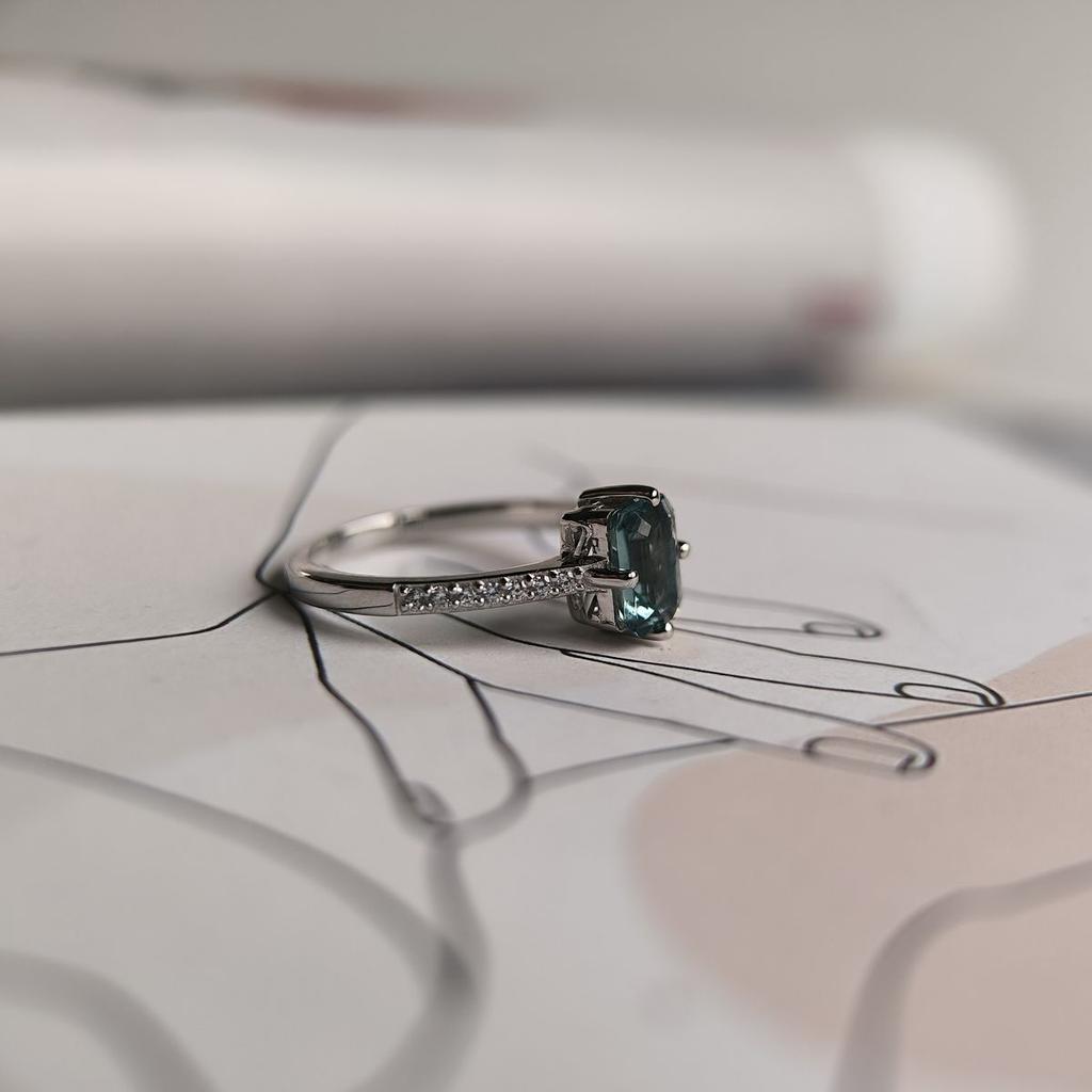 Серебряное кольцо с топазом Лондон Блю 1.093ct, вес изделия 2,24 гр (2195955)