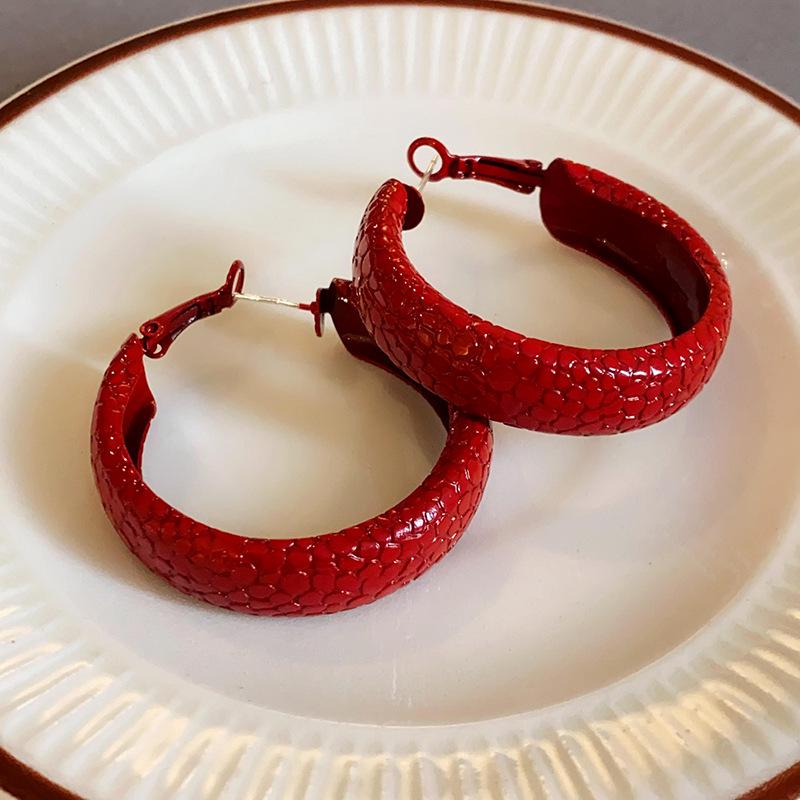 Boucles d'oreilles créoles Ankara Red Silver Needle Drip Oil: Style Rétro Hong Kongais pour Femmes, Polyvalent, avec un Design Unique.