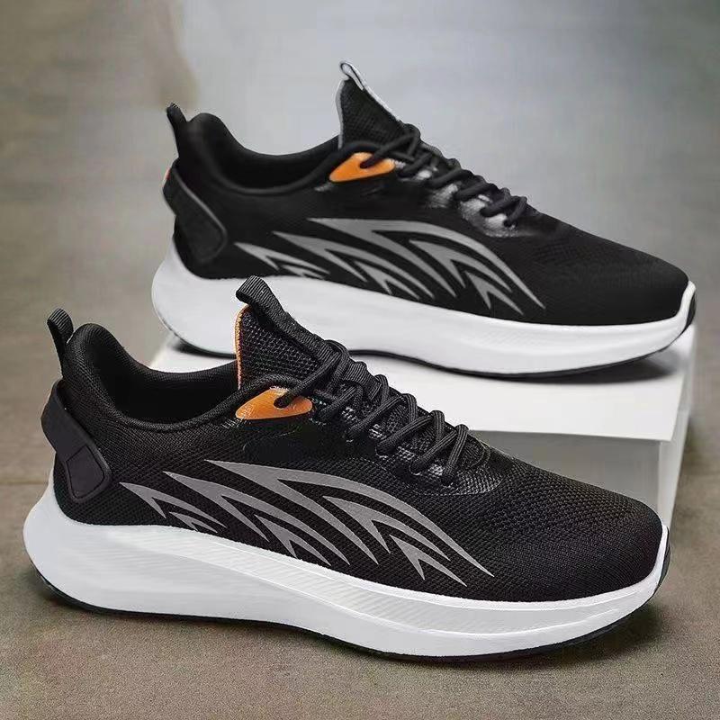 

Весна 2024 года. Мужская мода. Повседневные сетчатые дышащие и удобные кроссовки. Тренд. Универсальная спортивная и туристическая обувь. 39 чёрный