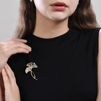 Women Elegant Ginkgo Leaf Shape Brooch Shiny Rhinestones Inlaid Pin Suit Collar Shawl Scarf Badge Costume Accessories
