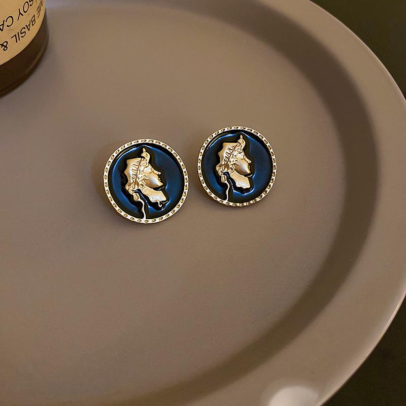 

Серьги-гвоздики «Серебряная игла» с многослойными черными цветами — элегантные, модные, высокого класса, с универсальным дизайном.