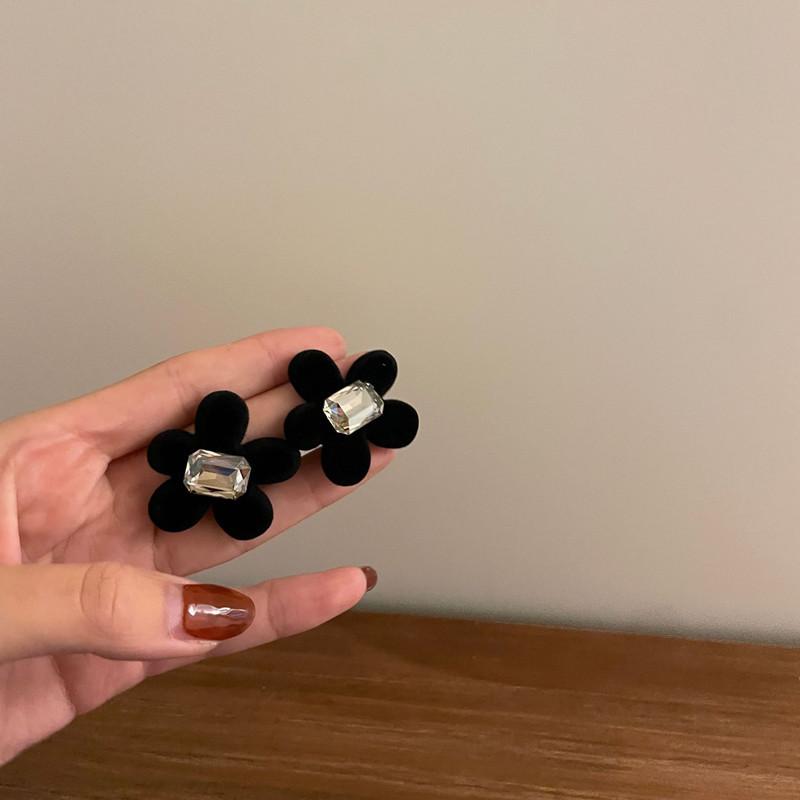 Retro Black Xiaoxiangfeng Stud Earrings Women's Fashion Elegance Temperament High-end Earrings Bow Love Versatile Earrings