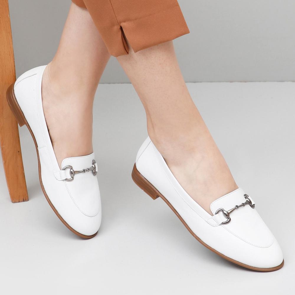 

Белые женские туфли на плоской подошве из натуральной кожи с круглым носком и пряжками