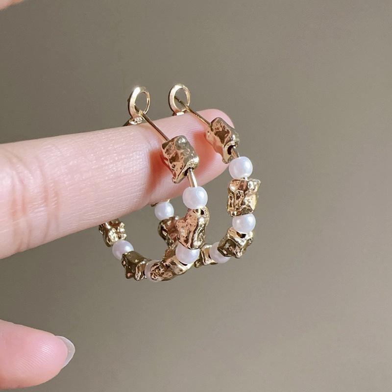 

2025 Элегантные серьги-пусеты в виде круга из лавового жемчуга - Универсальный стиль хуп высокого класса для женщин