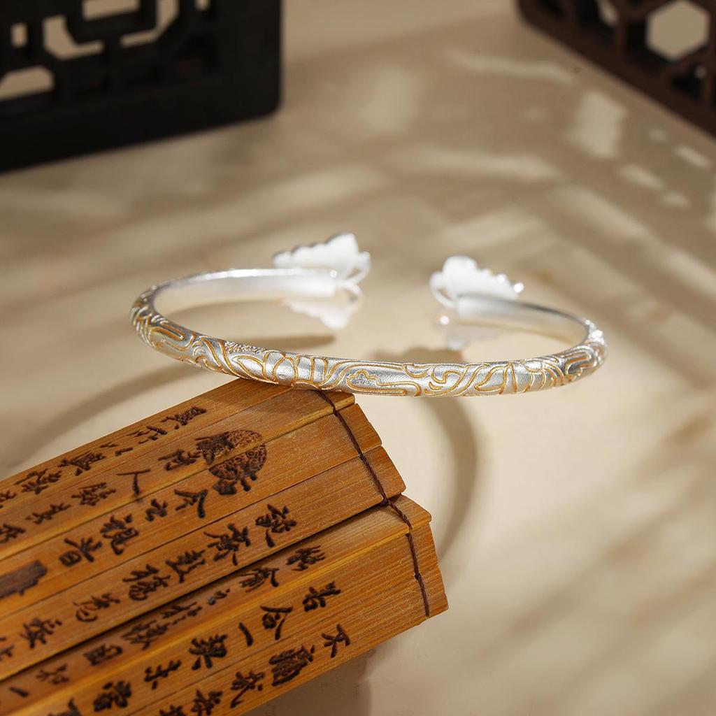 Antikes französisches Cloisonné-Emaille-Schmetterlingsarmband, versilbertes Weißkupfer, mit szenischen Motiven und exklusivem Rankendesign