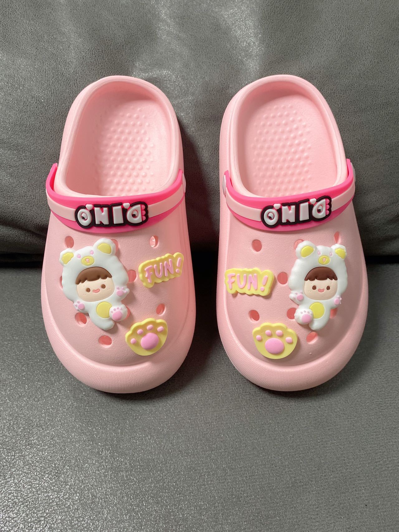

New eva shit-feeling children s slippers summer boys and girls cartoon super soft non-slip deodorant hollow children s hole shoes 24-25 розовый