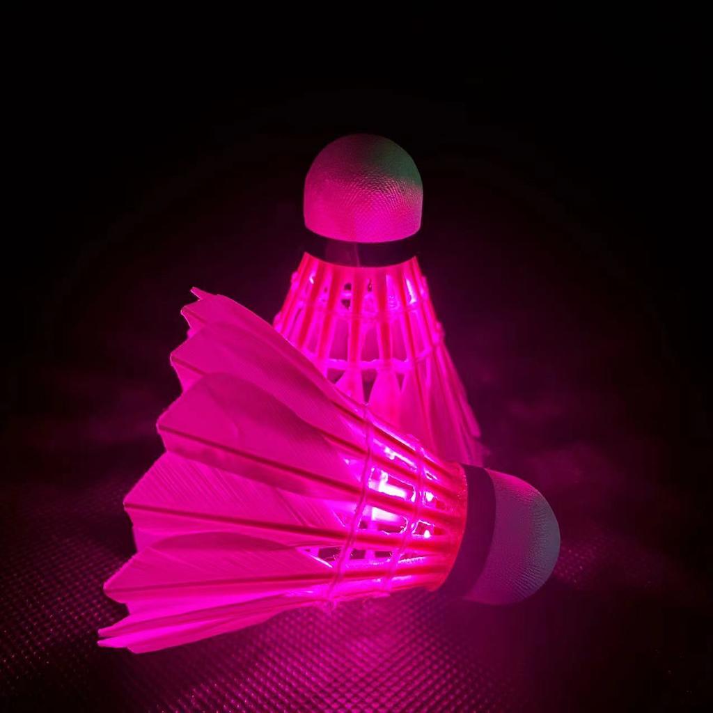 Bádminton luminoso con alta elasticidad y pelota de nailon con plumas resistente al viento para una noche luminosa.