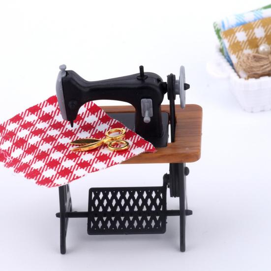 1:12 Miniatyr tre symaskinsett med trådsaks Tilbehør Dukkehusdekor Miniatyrmøbler Barneleker