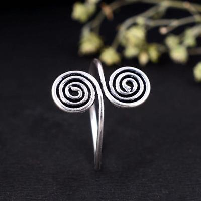 Ręcznie robiony oksydowany srebrny pierścionek spiralny – Regulowany plemienny pierścień z podwójną spiralą, biżuteria boho statement, unikalny prezent dla kobiet i mężczyzn