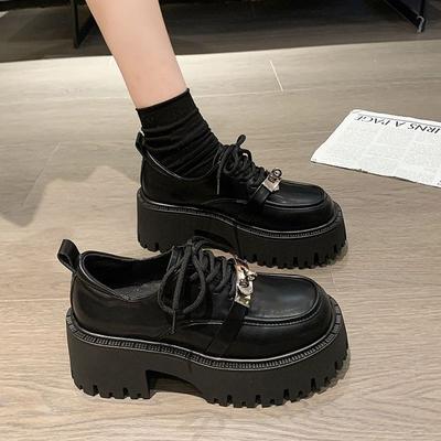 Sapatos de plataforma pretos de couro pequeno para mulheres, estilo retrô britânico, primavera e outono 2024 novos, salto alto grosso versátil, mocassins, sapatos individuais