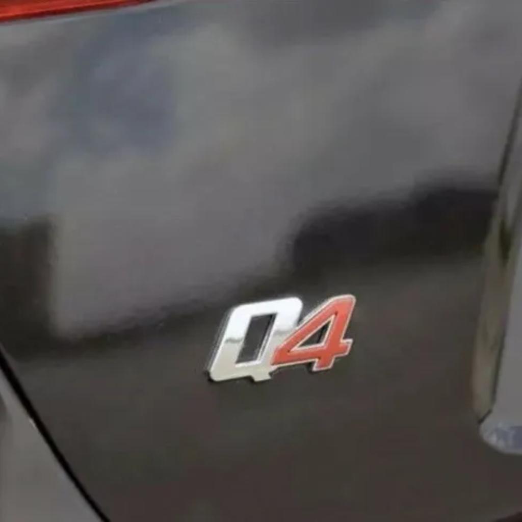 1 Stücke Auto Hinten Stamm 3D Buchstabe Q4 Emblem Abzeichen Logo Typenschild Aufkleber Aufkleber
