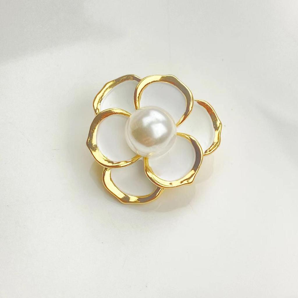 Elegancka Czarna Broszka Kamelia - Czerwony Akcent Róży na Damskie Swetry i Garnitury