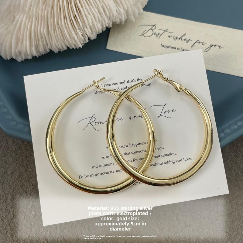 Ballad-style Elegant Round Earrings for Girls, Featuring Small-scale, Exclusive, Luxurious and Fashionable Design, with Exaggerated Style.