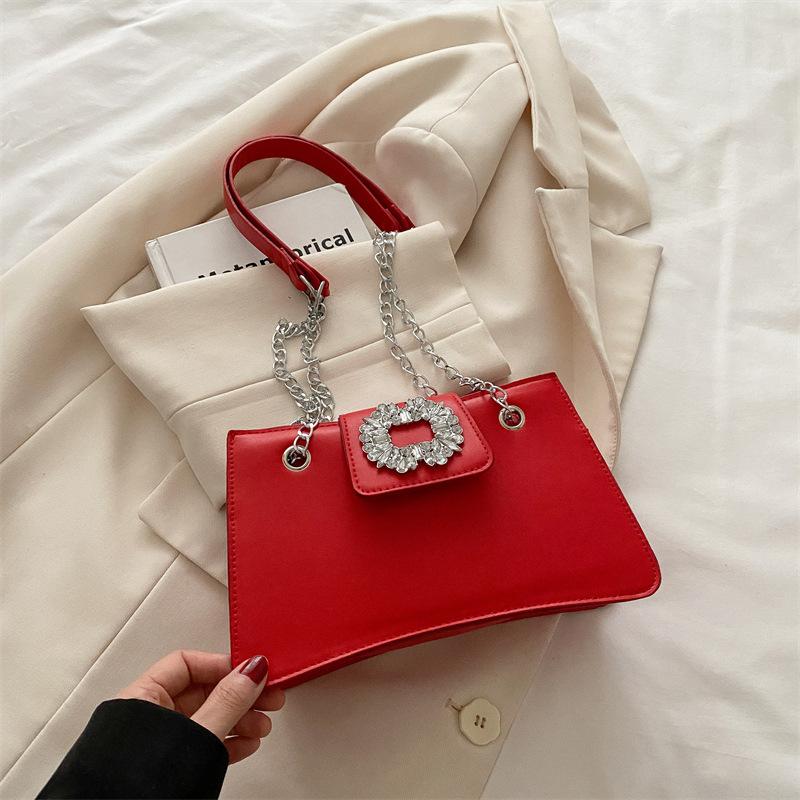 

Корейская версия сумки, инкрустированной бриллиантами, женская летняя 2025, новая трендовая модная нишевая сумка под мышкой, универсальная сумка через плечо на цепочке красный